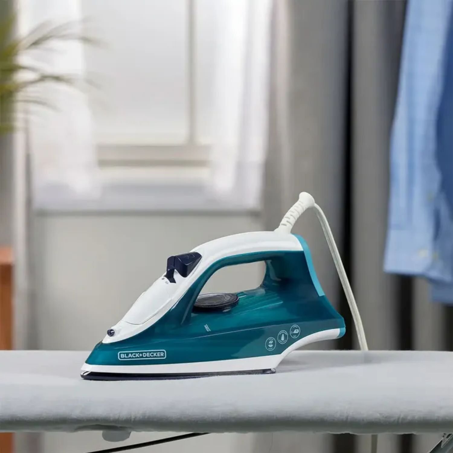 Plancha de Ropa BLACK+DECKER 250ml Vapor IRBD365 Azul - Image 4